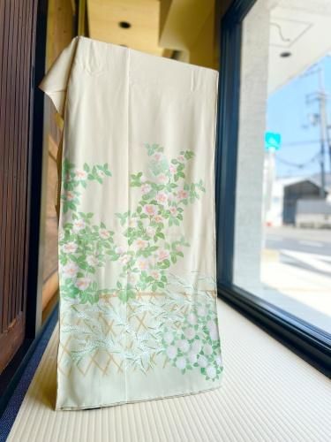F-255 訪問着 京友禅 地紙 草花 金彩 銀彩 茶緑色 染め分け 暈し 美品 無線友禅 生垣に春の草花 象牙地 訪問着 - 石原呉服店オンラインショップ