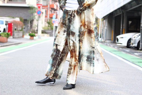 RUMCHEMineral print shinny trousers