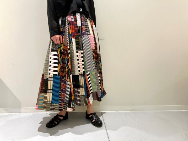 <img class='new_mark_img1' src='https://img.shop-pro.jp/img/new/icons2.gif' style='border:none;display:inline;margin:0px;padding:0px;width:auto;' />ANREALAGEPATCHWORK PRINT SKIRT