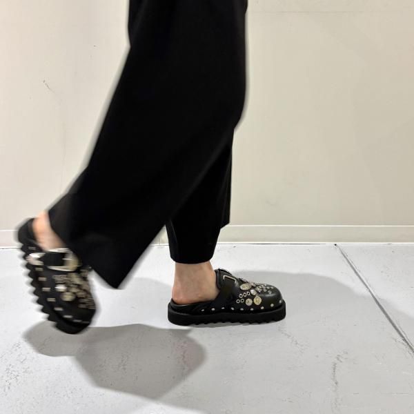 【関税・送料込み】TOGA PULLA EYELET L SABOT サボサンダル EYELET METAL SABOT(WOMEN) – TOGA ONLINE STORE