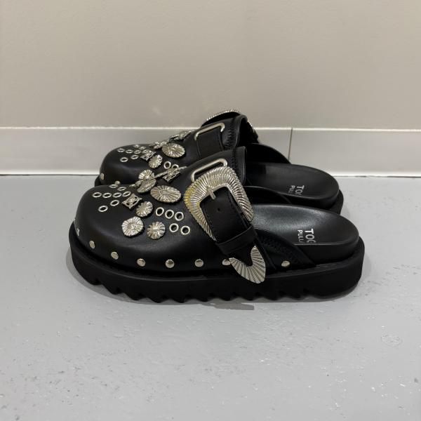 TOGA PULLA〉Eyelet metal sabot - trip online store