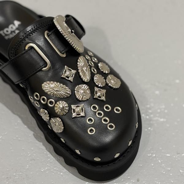 TOGA PULLA〉Eyelet metal sabot - trip online store