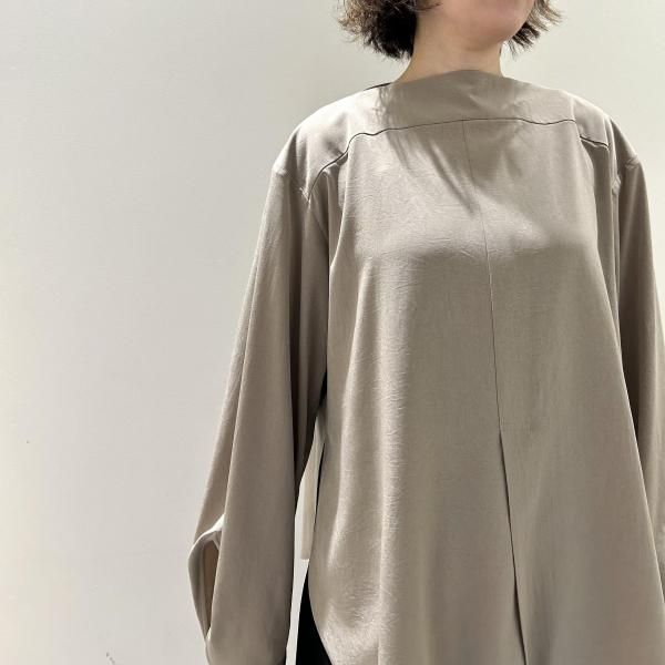 <img class='new_mark_img1' src='https://img.shop-pro.jp/img/new/icons2.gif' style='border:none;display:inline;margin:0px;padding:0px;width:auto;' />〈AKIRA NAKA〉Vilma front vent pullover