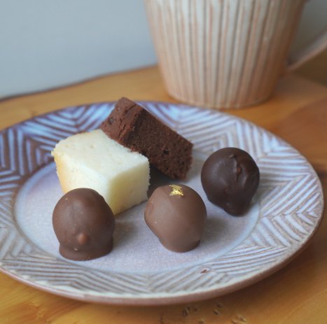 日本酒チョコレート「TakaBon」と2種の「白肌凜子」ギフトセットの商品画像