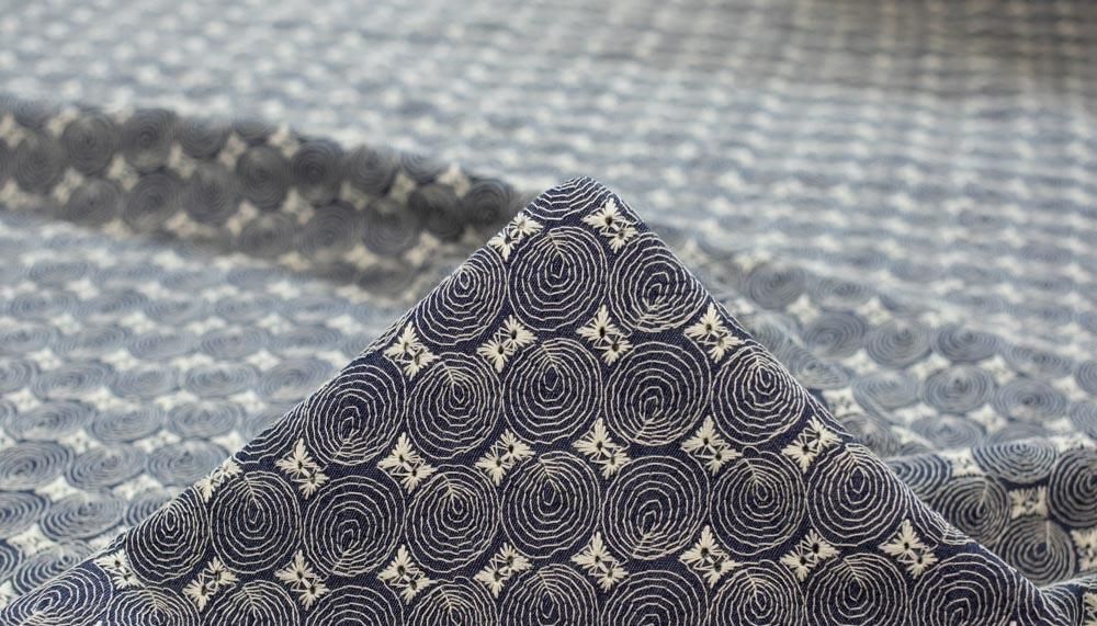 アールイードット 刺繍デニム ホワイト 45Rライ麦ホワイトデニムのクロスオーバーパンツ 遖加工