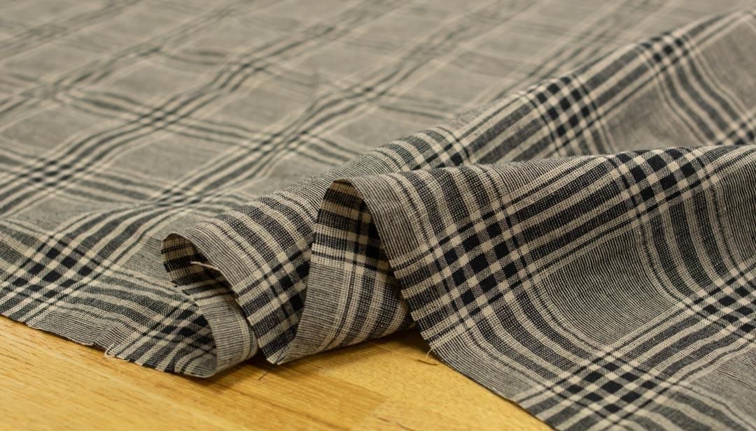 レリアン17+コットン×ポリ グレーと黒のチェック柄5部袖真夏以外OK 身幅60 レリアン17+コットン×ポリ グレーと黒のチェック柄5部袖真夏