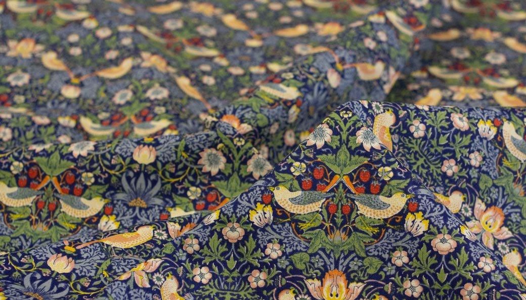 いちご泥棒｜Blue Navy | V&A - 【キジキジ】布・生地の通販