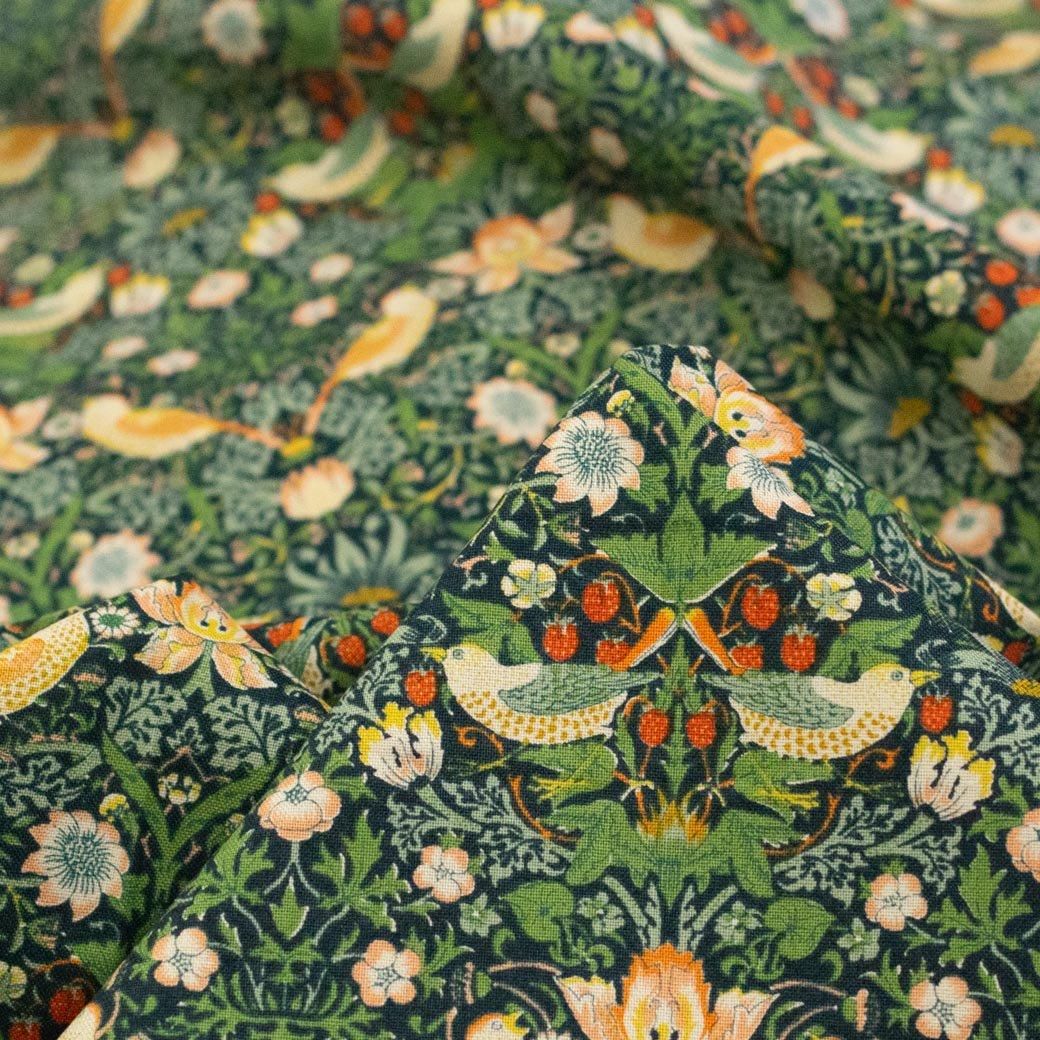 いちご泥棒|Blue Navy | V&A - 【キジキジ】布・生地の通販 いちご泥棒|Blue Navy | V&A - 【キジキジ】布・生地の通販