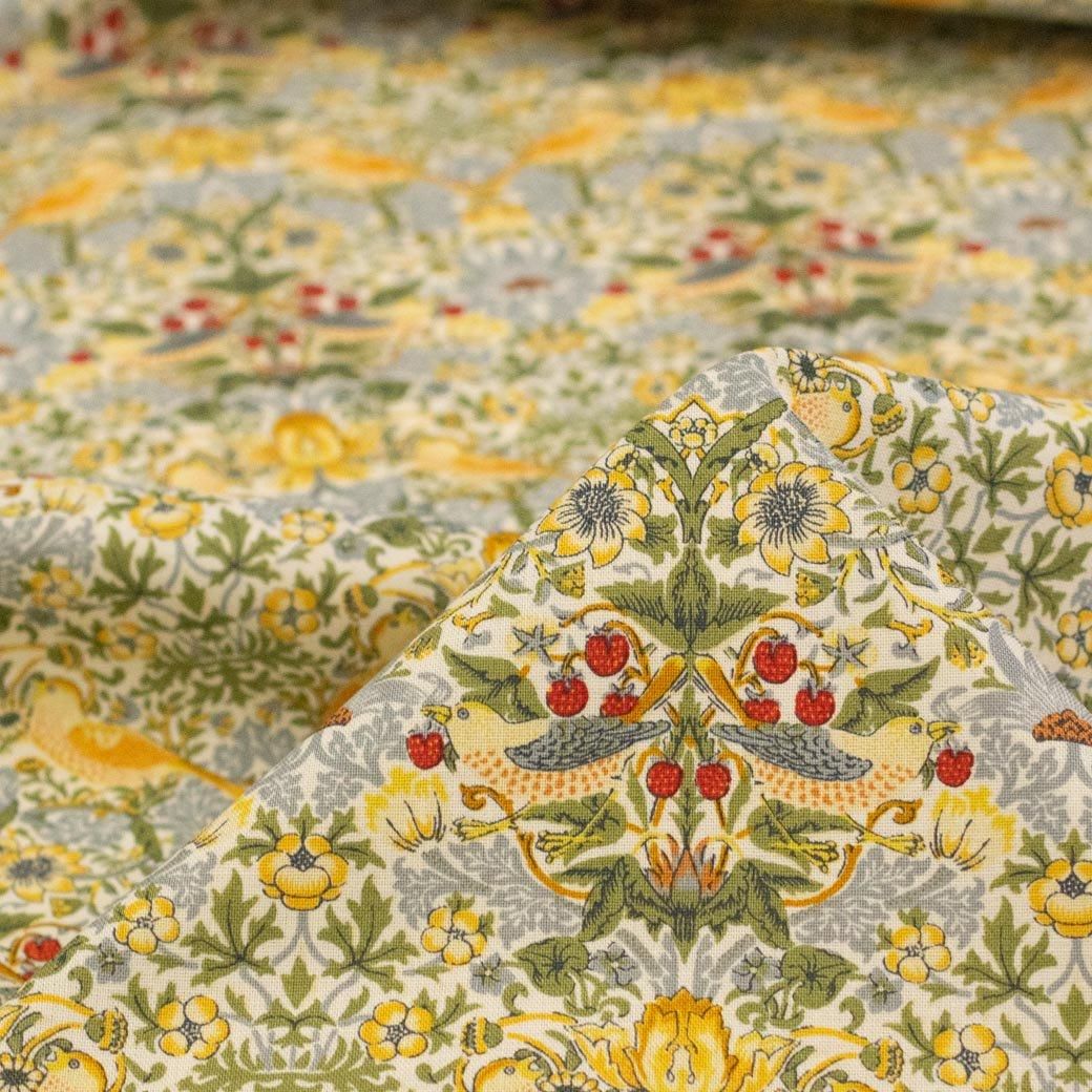 いちご泥棒|Blue Navy | V&A - 【キジキジ】布・生地の通販 いちご泥棒|Blue Navy | V&A - 【キジキジ】布・生地の通販