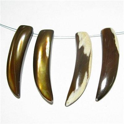 1点のみ 手彫りローズクォーツとマザーオブパールのトリプレットピアスチャーム 1点のみ 手彫りローズクォーツとマザーオブパールのトリプレット