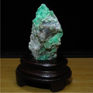 エメラルド母岩付き原石（専用台座付）C 【約157g】 《不老・長寿・幸福をもたらす石》
