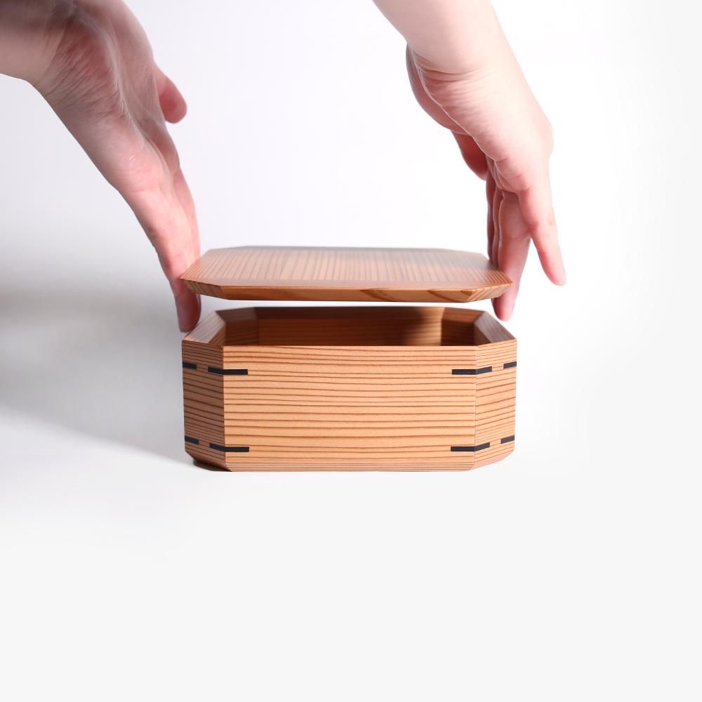 酒井 航（DOUBLE＝DOUBLE FURNITURE）_ 杉隅切弁当箱 大 - NODE