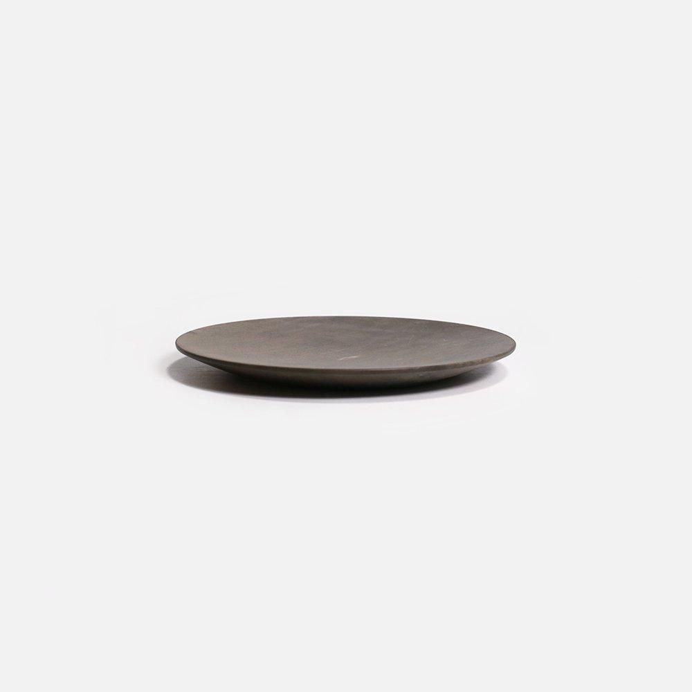 内田 悠｜平皿 φ210mm イタヤカエデ［鉄媒染］ - NODE