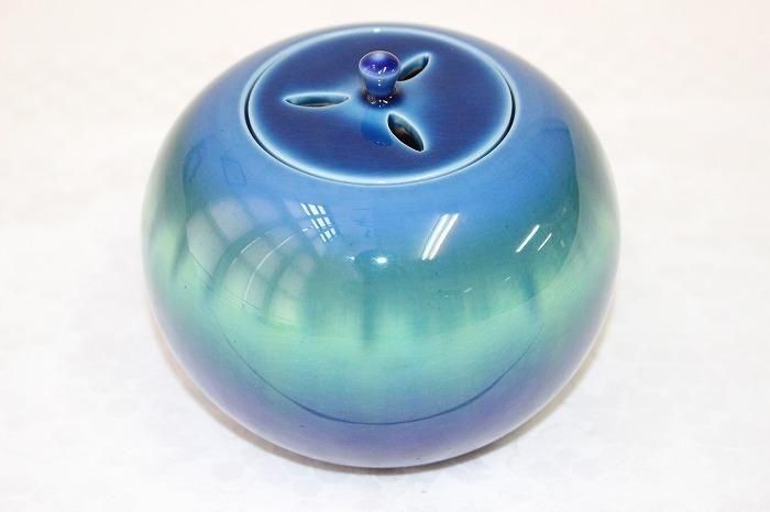 人間国宝 三代徳田八十吉 碧明釉三足香炉 九谷焼 楽天市場】九谷焼 ＜限定品蔵出し＞碧明釉 壺(桐箱付)/徳田正彦