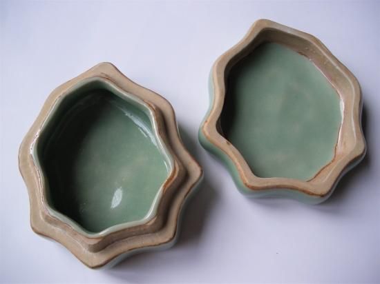 青磁 一葉香合 (共箱) 二代 三浦竹泉 - 茶道具販売 栗林園 青磁 一葉香合 (共箱) 二代 三浦竹泉 - 茶道具販売 栗林園