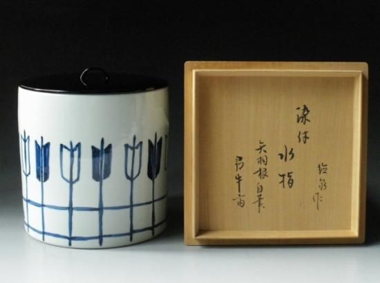 尋牛斎宗匠自画矢羽根絵水指 (共箱) 三代 西村徳泉 - 茶道具販売 尋牛斎宗匠自画矢羽根絵水指 (共箱) 三代 西村徳泉 - 茶道具販売