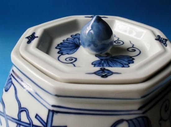染付 葡萄棚水指 (共箱) 三代 紫翠窯 西村徳泉 - 茶道具販売 栗林園 染付 葡萄棚水指 (共箱) 三代 紫翠窯 西村徳泉 - 茶道具販売 栗林園