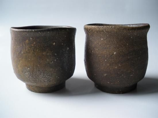 備前焼 いとおしく ぐい呑 伊勢崎 満 共箱あり 陶印あり ① 売買 備前焼 いとおしく ぐい呑 伊勢崎 満 共箱あり 陶印あり ① 売買