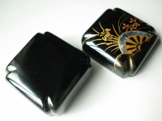 山中塗 片輪波 黒塗香合 (共箱)新井司峰 - 茶道具販売 栗林園 山中塗 片輪波 黒塗香合 (共箱)新井司峰 - 茶道具販売 栗林園