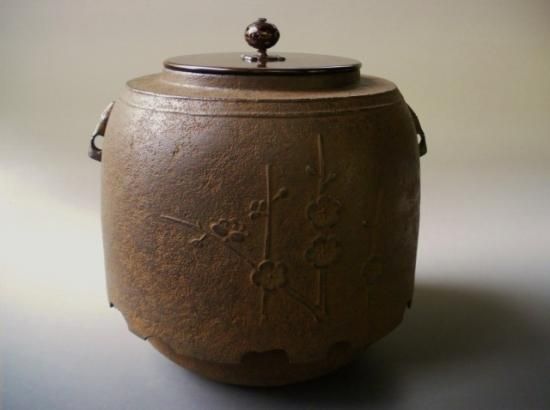 芦屋写梅地紋 肩衝尾垂釜 (共箱)十二代 和田美之助 - 茶道具販売