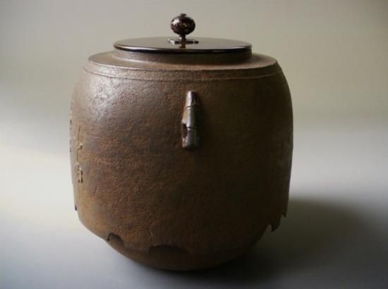 芦屋写梅地紋 肩衝尾垂釜 (共箱)十二代 和田美之助 - 茶道具販売