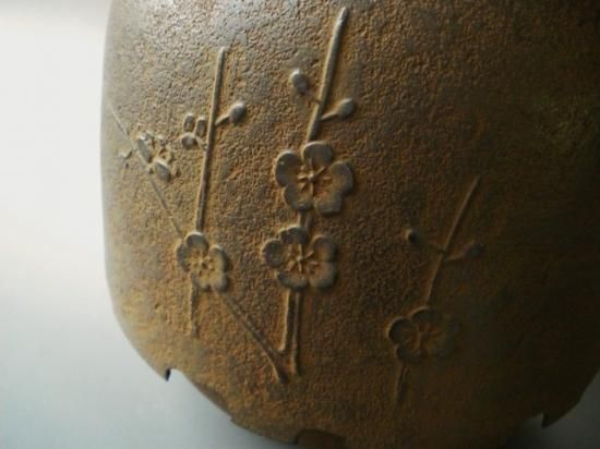 【茶道具】和田美之助造　風炉用　洲浜地紋真形尾垂釜（共箱） Amazon.co.jp: 真形釜（銀摘み松地紋）「12代和田美之助」（共箱