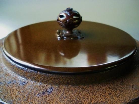 芦屋写梅地紋 肩衝尾垂釜 (共箱)十二代 和田美之助 - 茶道具販売