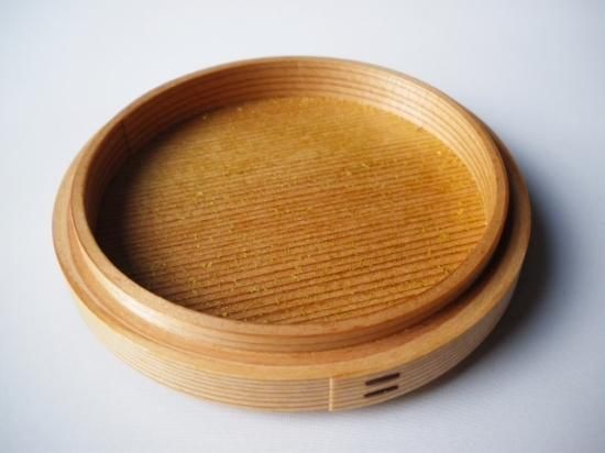菊唐草置上 木地曲香合 (共箱)初代 橋村萬象 - 茶道具販売 栗林園 菊唐草置上 木地曲香合 (共箱)初代 橋村萬象 - 茶道具販売 栗林園