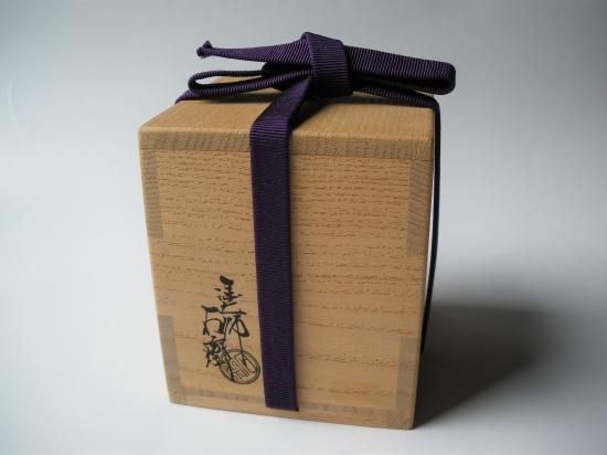 青漆 平筋宝尽蒔絵大棗 (共箱)四代 辻石斎 - 茶道具販売 栗林園 青漆 平筋宝尽蒔絵大棗 (共箱)四代 辻石斎 - 茶道具販売 栗林園