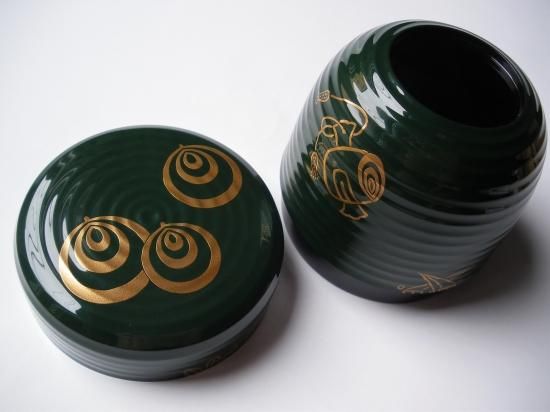 青漆 平筋宝尽蒔絵大棗 (共箱)四代 辻石斎 - 茶道具販売 栗林園 青漆 平筋宝尽蒔絵大棗 (共箱)四代 辻石斎 - 茶道具販売 栗林園