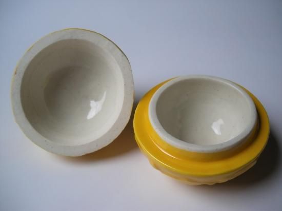 膳所焼黄交趾 蕗の薹香合 (共箱)陽炎園 岩崎新定 - 茶道具販売 膳所焼黄交趾 蕗の薹香合 (共箱)陽炎園 岩崎新定 - 茶道具販売