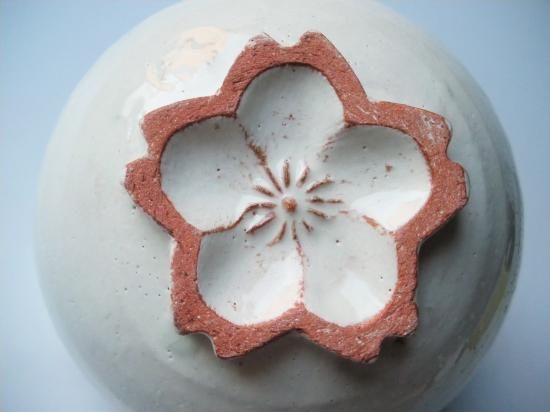 粉引三島 桜高台茶碗 (紙箱)清和窯 - 茶道具販売 栗林園 粉引三島 桜高台茶碗 (紙箱)清和窯 - 茶道具販売 栗林園