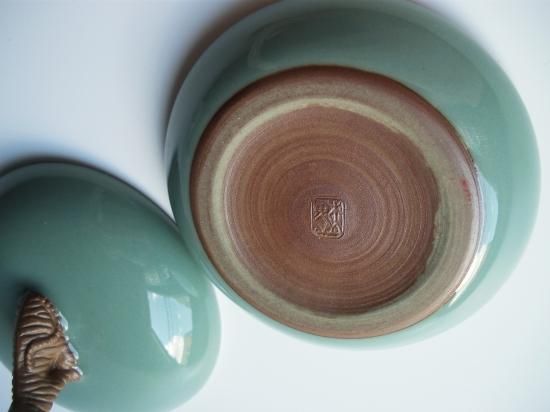 青瓷 干支「寅」 香合 (共箱)三代 諏訪蘇山 - 茶道具販売 栗林園 青瓷 干支「寅」 香合 (共箱)三代 諏訪蘇山 - 茶道具販売 栗林園
