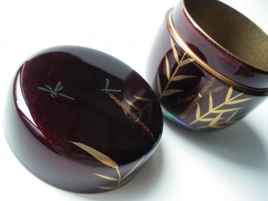 溜塗 糸蜻蛉蒔絵中棗 (紙箱)東雲 - 茶道具販売 栗林園 溜塗 糸蜻蛉蒔絵中棗 (紙箱)東雲 - 茶道具販売 栗林園