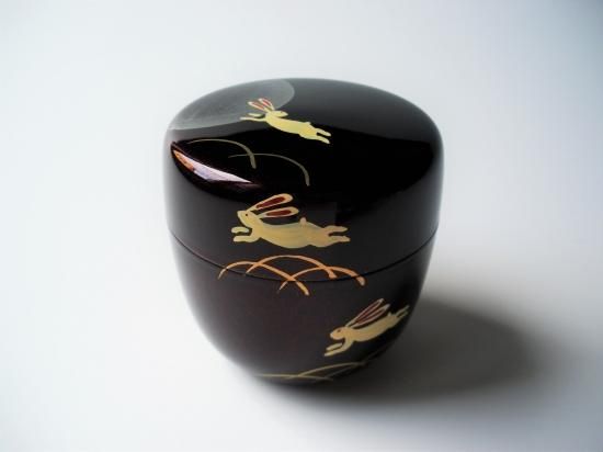 溜塗 月にうさぎ蒔絵中棗 (紙箱)東雲 - 茶道具販売 栗林園 溜塗 月にうさぎ蒔絵中棗 (紙箱)東雲 - 茶道具販売 栗林園