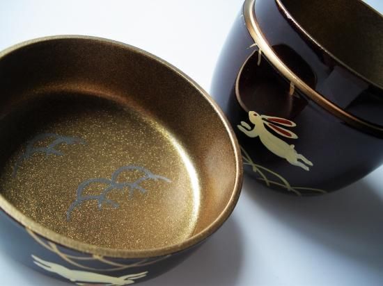 溜塗 月にうさぎ蒔絵中棗 (紙箱)東雲 - 茶道具販売 栗林園 溜塗 月にうさぎ蒔絵中棗 (紙箱)東雲 - 茶道具販売 栗林園