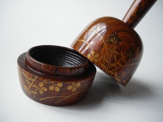秋草蒔絵欅 砧香合 (共箱)田中宗凌 - 茶道具販売 栗林園 秋草蒔絵欅 砧香合 (共箱)田中宗凌 - 茶道具販売 栗林園