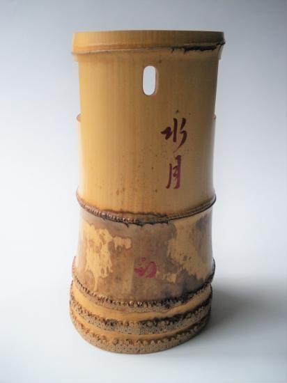 表千家 尋牛斎宗匠在判箱 銘「水月」 竹 一重切花入 (共箱)東田 表千家 尋牛斎宗匠在判箱 銘「水月」 竹 一重切花入 (共箱)東田