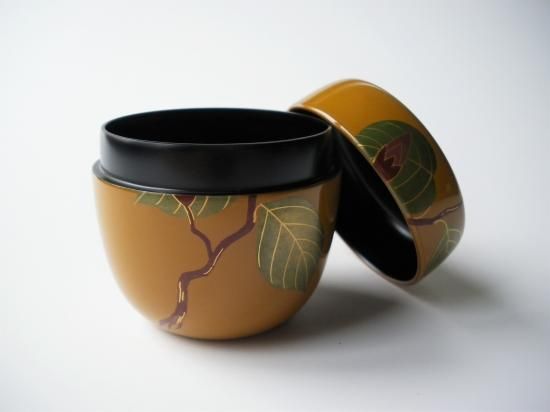黄漆 椿蒔絵中棗 木質 (紙箱) - 茶道具販売 栗林園 黄漆 椿蒔絵中棗 木質 (紙箱) - 茶道具販売 栗林園