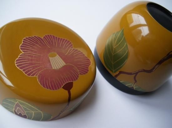 黄漆 椿蒔絵中棗 木質 (紙箱) - 茶道具販売 栗林園 黄漆 椿蒔絵中棗 木質 (紙箱) - 茶道具販売 栗林園