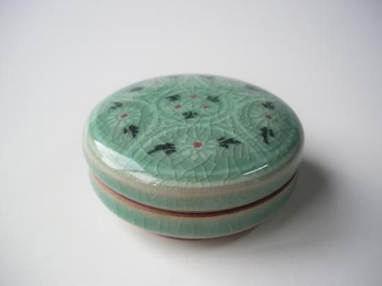 高麗青磁香合 (共箱)天馬窯 土仙 - 茶道具販売 栗林園 高麗青磁香合 (共箱)天馬窯 土仙 - 茶道具販売 栗林園