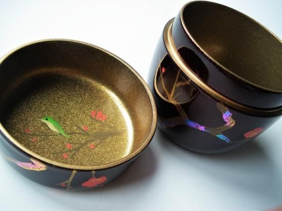 溜塗 梅に鶯蒔絵中棗 (共箱)東雲 - 茶道具販売 栗林園 溜塗 梅に鶯蒔絵中棗 (共箱)東雲 - 茶道具販売 栗林園
