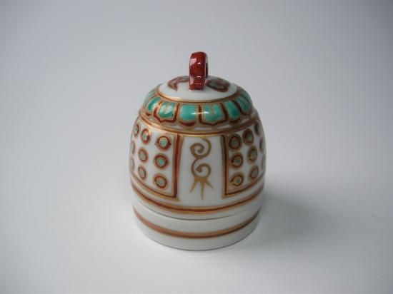 色絵 釣鐘香合 (共箱)高野昭阿弥 - 茶道具販売 栗林園 色絵 釣鐘香合 (共箱)高野昭阿弥 - 茶道具販売 栗林園