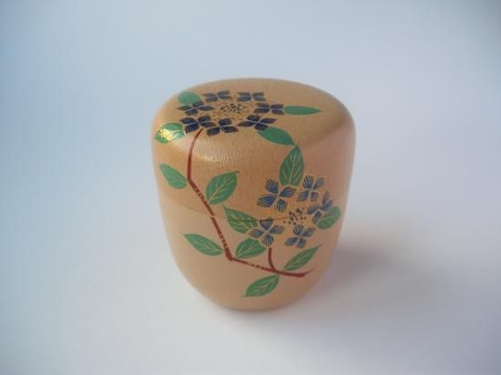白漆叩塗 紫陽花蒔絵中棗 (共箱)早見征一 - 茶道具販売 栗林園 白漆叩塗 紫陽花蒔絵中棗 (共箱)早見征一 - 茶道具販売 栗林園