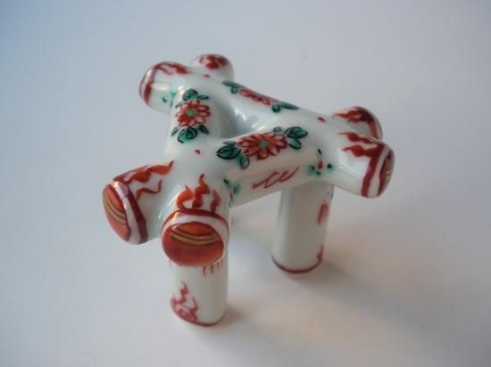 色絵 三つ鳥居蓋置 (共箱)高野昭阿弥 - 茶道具販売 栗林園 色絵 三つ鳥居蓋置 (共箱)高野昭阿弥 - 茶道具販売 栗林園