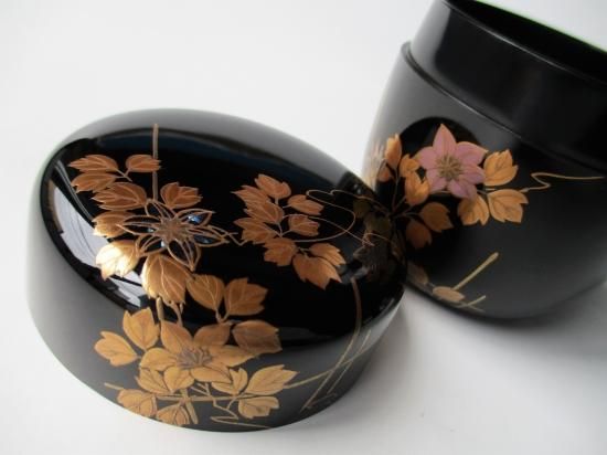 鉄仙蒔絵大棗 (共箱)白井隆斎 - 茶道具販売 栗林園 鉄仙蒔絵大棗 (共箱)白井隆斎 - 茶道具販売 栗林園