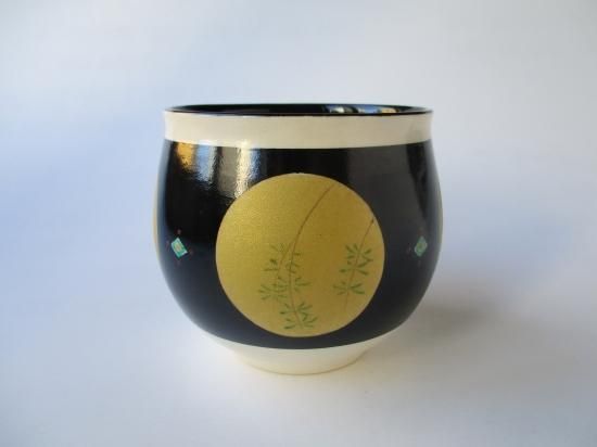 黒釉 円窓四季折々茶碗 (共箱)通次阿山 - 茶道具販売 栗林園 黒釉 円窓四季折々茶碗 (共箱)通次阿山 - 茶道具販売 栗林園
