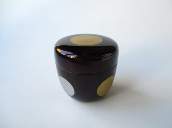 溜塗 日月蒔絵中棗 (紙箱)東雲 - 茶道具販売 栗林園 溜塗 日月蒔絵中棗 (紙箱)東雲 - 茶道具販売 栗林園