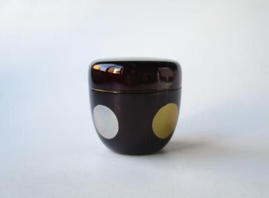 溜塗 日月蒔絵中棗 (紙箱)東雲 - 茶道具販売 栗林園 溜塗 日月蒔絵中棗 (紙箱)東雲 - 茶道具販売 栗林園
