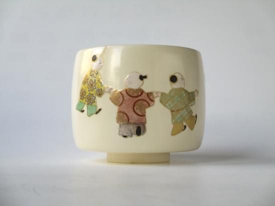 色絵 輪になって遊ぼ茶碗 (共箱)通次智子 - 茶道具販売 栗林園 色絵 輪になって遊ぼ茶碗 (共箱)通次智子 - 茶道具販売 栗林園